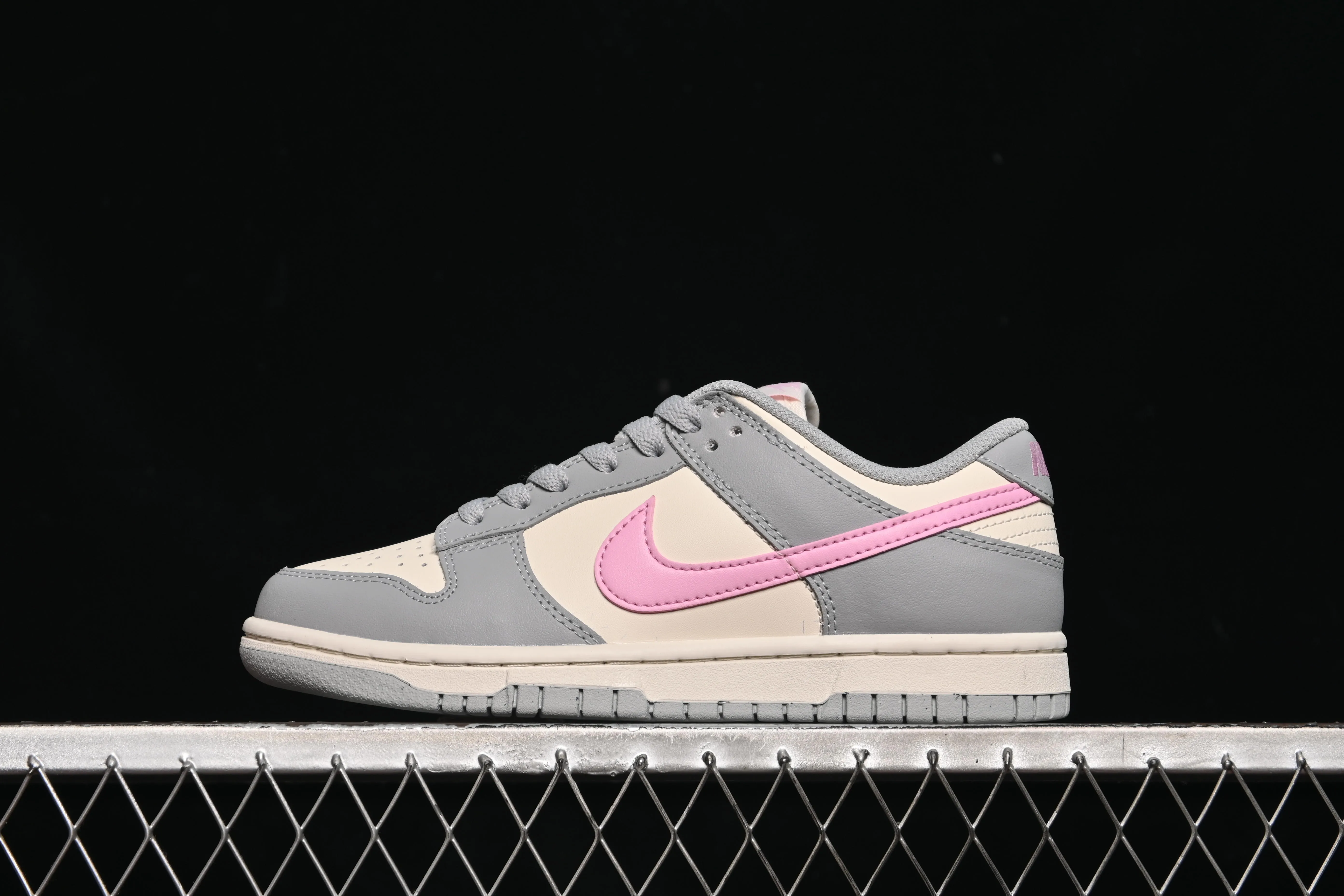 All categories Nk SB Dunk series Nk SB Dunk Low low-top sneakers Nike SB Dunk Low gray pink low-top casual sneakers DD1873-002